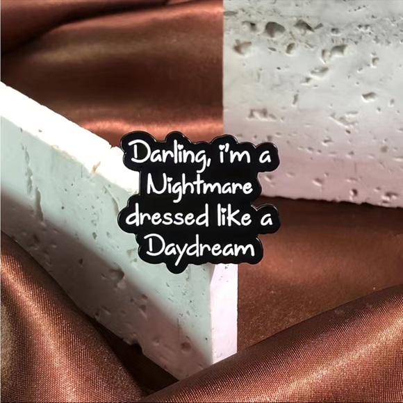 Taylor Swift Pin - Picture 3 of 8